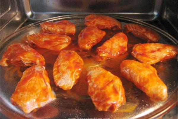 美的微波炉可以烤鸡翅吗,怎么用微波炉做烤鸡翅?