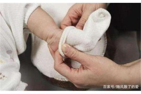 0到3个月的宝宝应该穿袜子吗?为什么医生不建议婴儿穿袜子?
