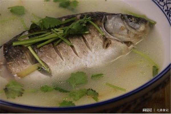 鱼可以和西红柿一起炖汤吗?炖草鱼汤应该放什么?